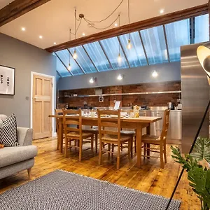 Apartment Deluxe Rustic Style Two Bedroom Bethnal - Yard View, London