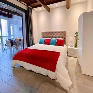 Roberto's Apartment. Piazza Santa Croce. Firenze
